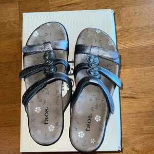 Ladies sandals (Taos pewter)